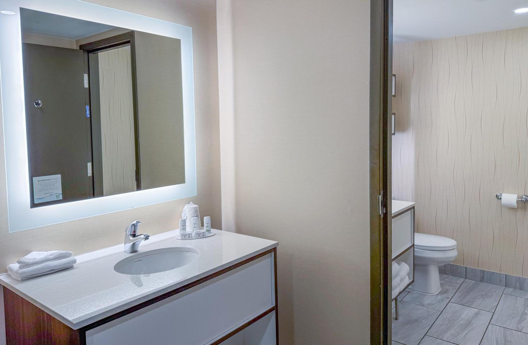 Howard Johnson Plaza By Wyndham By The Falls Niagara Falls Ngoại thất bức ảnh